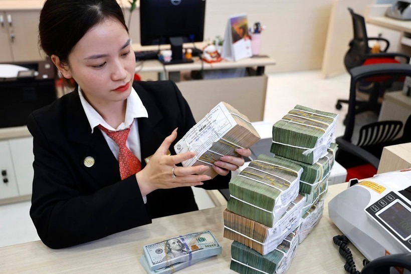 Nhiều ngân hàng đồng loạt tăng lãi suất huy động sau nửa tháng. Ảnh: Vietnamplus.