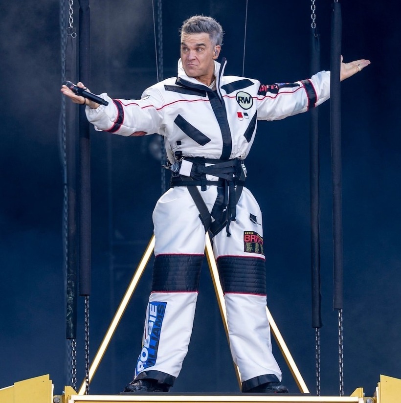 Robbie Williams trên sân khấu ở Edinburgh