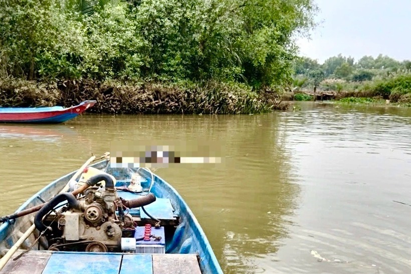 Người dân phát hiện thi thể bé gái 14 tuổi trên sông Đồng Nai, đoạn qua phường Long Phước. (Ảnh: Dân trí)