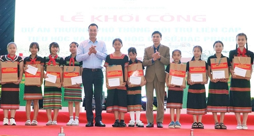 Bí thư Thành ủy Lê Ngọc Quang tặng quà cho các học sinh đồng bào có hoàn cảnh khó khăn. Ảnh: Tuổi trẻ Online