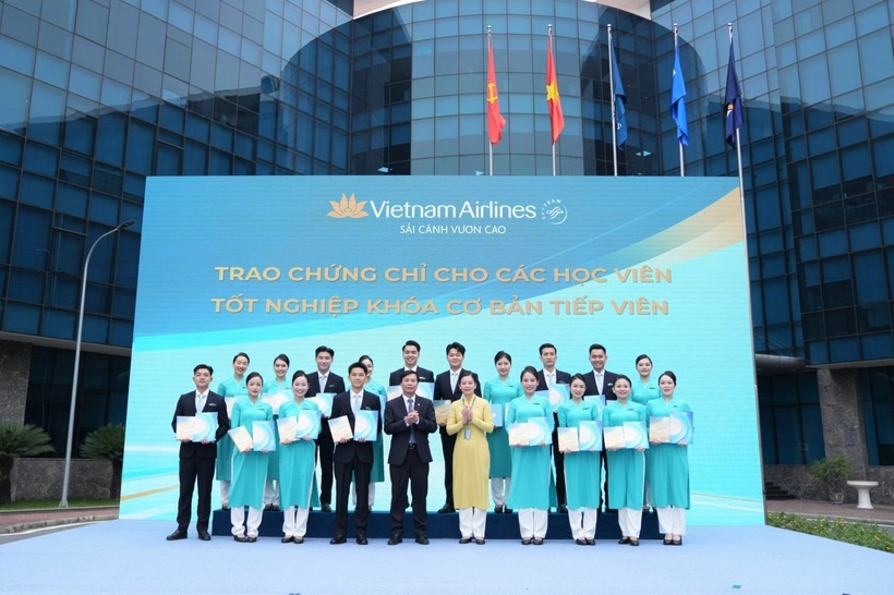 Khoảnh khắc trao chứng chỉ tốt nghiệp khóa tiếp viên cơ bản là một điểm nhấn trong chương trình của Ngày hội, thể hiện nỗ lực của Vietnam Airlines trong đào tạo nguồn nhân lực chất lượng cao. Niềm tự hào hiện rõ trên gương mặt các học viên bởi đây  là dấu mốc quan trọng ghi nhận sự cố gắng và nỗ lực của họ, mở ra bước khởi đầu đầy ý nghĩa cho hành trình nghề nghiệp trong ngành hàng không.