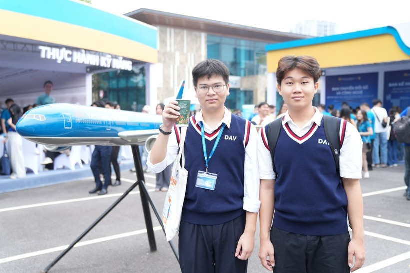 Tham quan các gian tương tác, Văn Thanh, sinh viên năm nhất Khoa Quan hệ quốc tế - Học viện Ngoại giao tỏ ra vô cùng hào hứng khi lần đầu được khám phá hệ sinh thái nghề nghiệp tại Vietnam Airlines và hiểu hơn về các lĩnh vực vận hành phía sau hãng hàng không quốc gia. Trong khi đó, cậu bạn cùng khóa Đức Nguyên đến từ Khoa Luật quốc tế chia sẻ: "Em đặc biệt quan tâm đến những nội dung công việc của Ban Pháp chế vì thấy mảng này có nhiều tiềm năng để học hỏi và ứng dụng những kiến thức em đang theo học. Em nghĩ đây sẽ là mục tiêu mà em muốn hướng đến trong hành trình nghề nghiệp của mình."