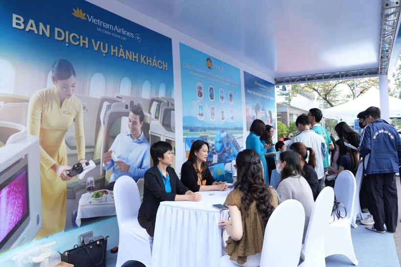 Không gian sự kiện trở thành nhịp cầu kết nối giữa doanh nghiệp và sinh viên, nơi các bạn trẻ được lắng nghe, trải nghiệm và hiểu sâu hơn về văn hóa cùng giá trị mà Hãng hàng không Quốc gia theo đuổi. Từ đó, niềm tin và động lực nghề nghiệp được khơi dậy, hiện lên trong những nụ cười rạng rỡ và ánh mắt tự hào, tạo nên bức tranh đầy hy vọng về thế hệ mới của Vietnam Airlines.