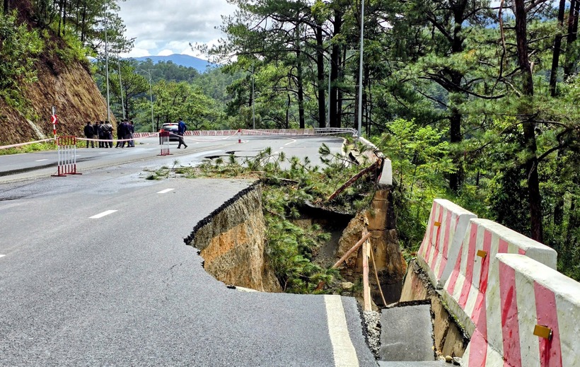 một đoạn taluy âm trên đèo Prenn tại Km224+600 - Km224+700, hướng từ Đà Lạt xuống đường cao tốc Liên Khương - Prenn bất ngờ bị sạt lở. (Ảnh: Người lao động)
