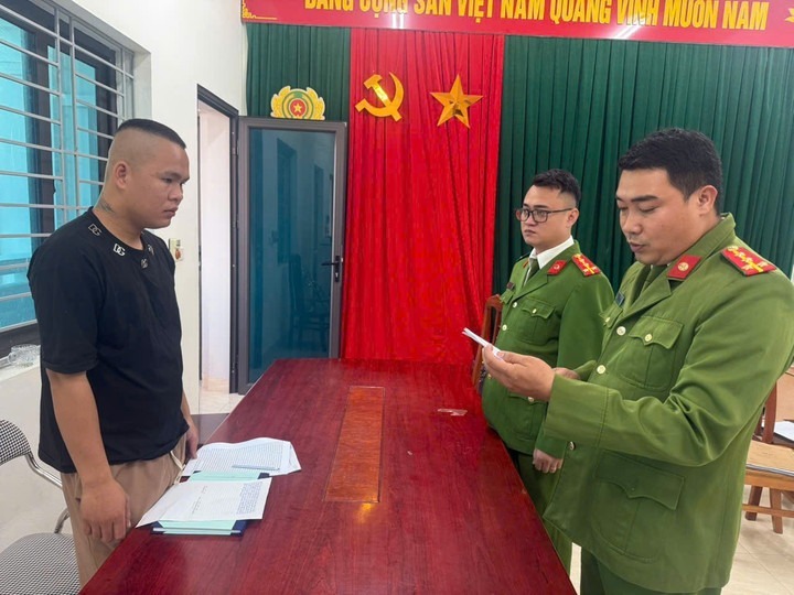 Cơ quan công an tống đạt các quyết định khởi tố đối với Nguyễn Cao Cường. (Ảnh: Cơ quan công an)