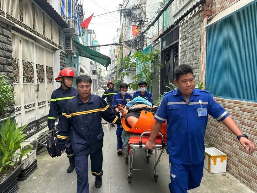 Người đàn ông nặng 150kg được lực lượng cảnh sát PCCC&CNCH đưa xuống đất an toàn. Ảnh: PLO.