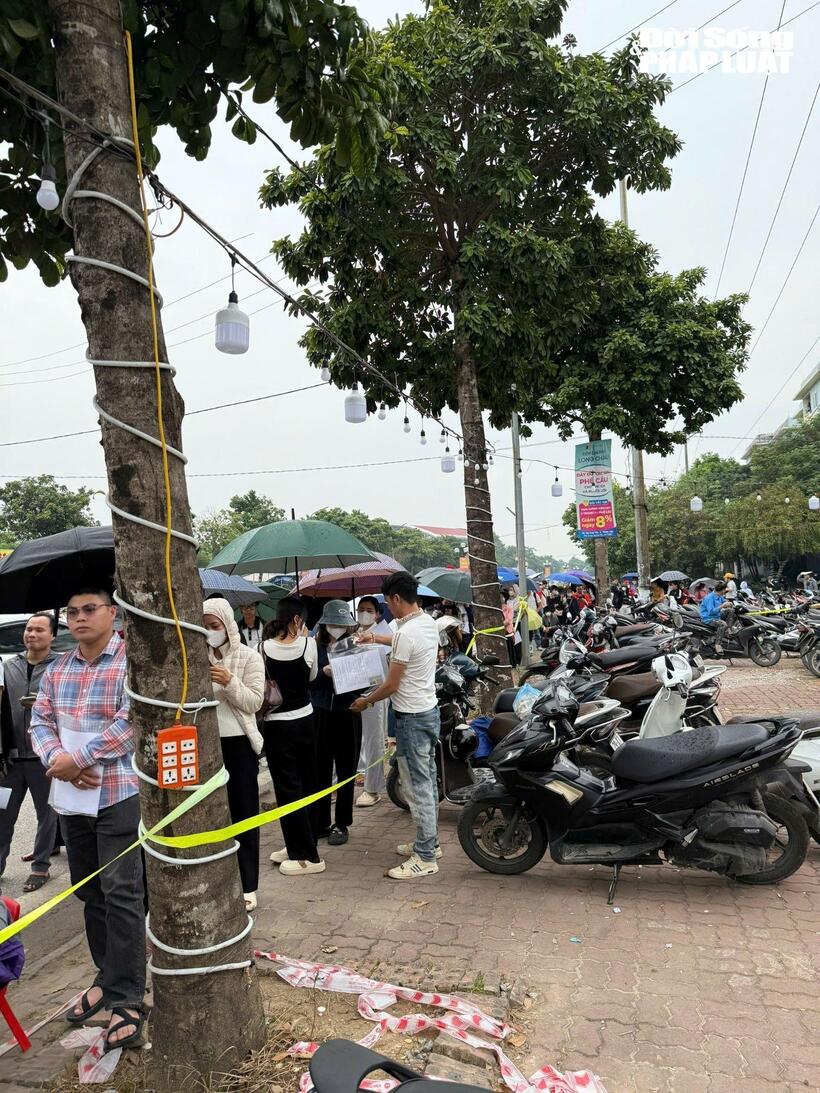 Dòng người nối dài ra tận ngoài cổng, cho thấy sức hút lớn của dự án CT3 Kim Chung.
