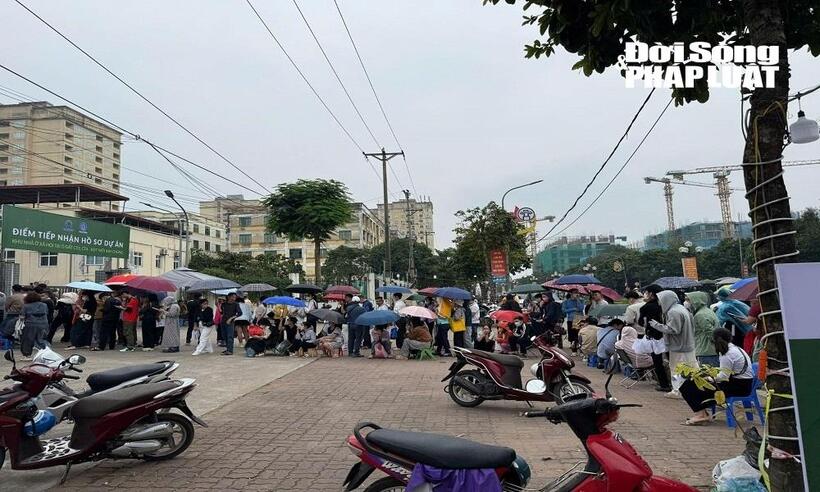 Hình ảnh phóng viên ghi nhận tới 14h10 cùng ngày người dân vẫn tấp nập xếp hàng mua nhà.
