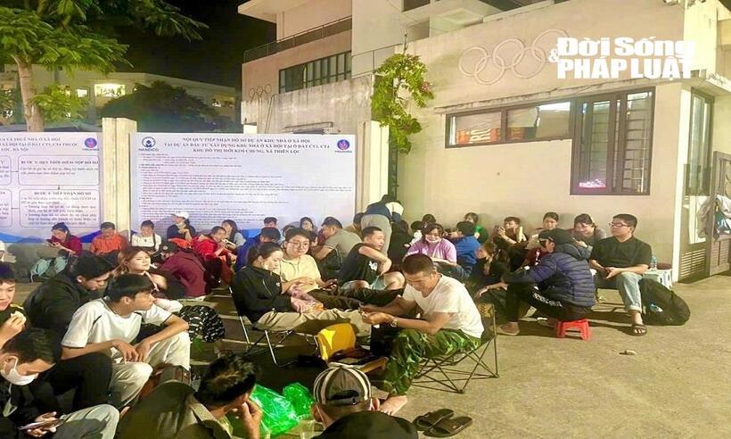 Những gương mặt lo lắng và hy vọng của người mua nhà trong cuộc “đua” nộp hồ sơ mua nhà xã hội.