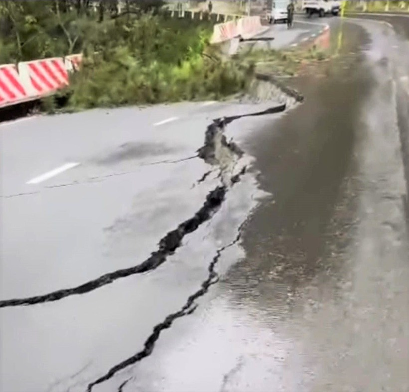 Sạt lở, sụt lún khiến nền đường bị nứt nghiêm trọng trên đèo Prenn. Ảnh: Lao động