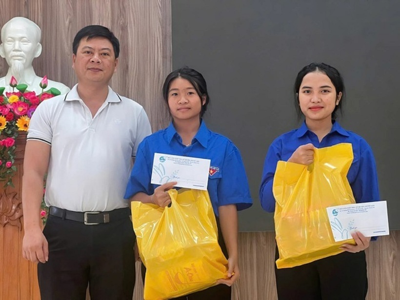 Hiền (bìa phải) được nhận phần quà động viên khi đỗ đại học từ Hội LHPN huyện Phước Sơn (tỉnh Quảng Nam cũ) qua chương trình “Mẹ đỡ đầu”.