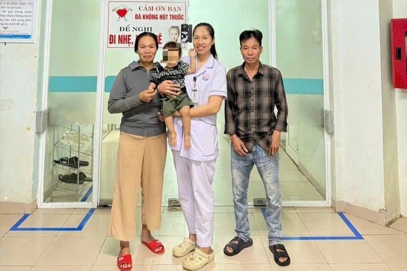 Cháu bé hồi phục sức khỏe sau thời gian điều trị. Ảnh: Dân Trí.