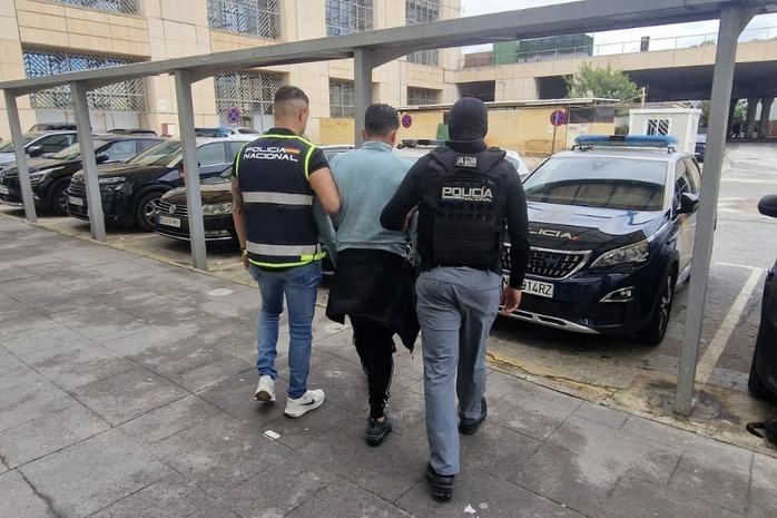 Trùm ma túy Wilmer Chavarria (giữa) bị cảnh sát áp giải. Ảnh: YONHAP