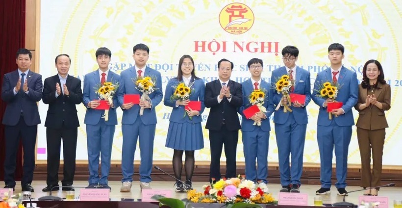 Ủy viên Ban Thường vụ Thành ủy, Phó Chủ tịch Thường trực HĐND TP, nguyên Giám đốc Sở GD&ĐT Hà Nội Trần Thế Cương cùng lãnh đạo Sở GD&ĐT Hà Nội tặng hoa cho 6 học sinh là thành viên chính thức đội tuyển IJSO 2025. Ảnh: Sở GD&ĐT Hà Nội
