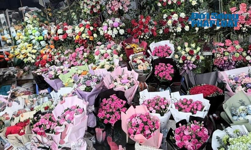 Nhiều cửa hàng kinh doanh quà tặng tại Hà Đông cho biết lượng bán ra của lẵng hoa quả, giỏ quà kèm đồ dùng cá nhân, túi mỹ phẩm tăng mạnh trong một tuần trở lại đây.