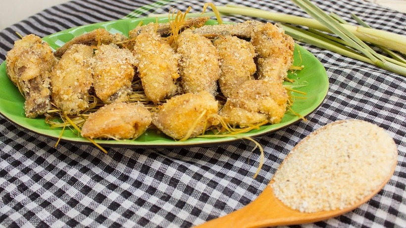 Sau khi chiên gà xong, cho gà vào thau sạch và rắc lên phần muối đã giã (gồm gạo và muối) rồi xốc đều.