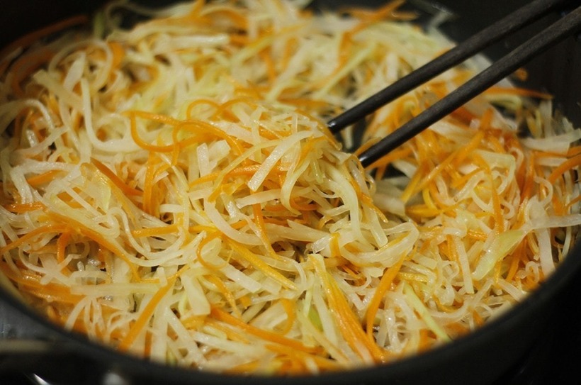 Khi su hào, cà rốt vừa chín tới thì trút mực đã xào săn vào, đảo đều tay.