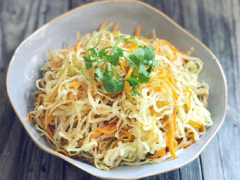 Su hào, cà rốt khô ráo, ngọt tự nhiên; mực giòn sần sật, không dai hay tanh.