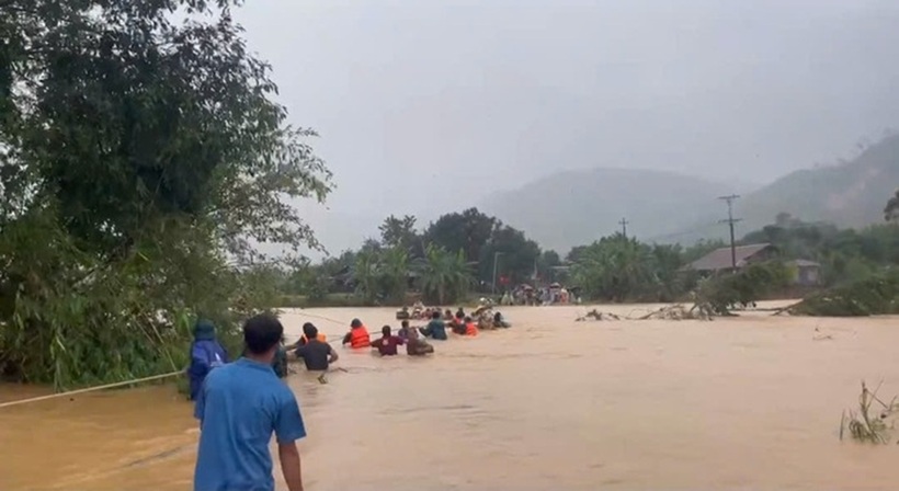 Căng dây thừng qua sông để sơ tán hàng trăm người dân khỏi vùng nguy cơ sạt lở đất. Ảnh: Người lao động