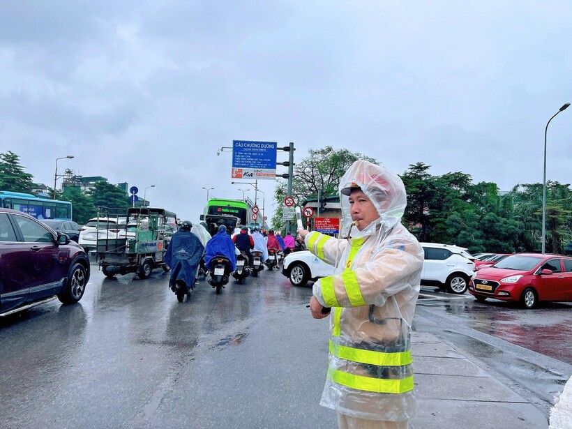 CSGT phân luồng điều tiết các phương tiện qua cầu Chương Dương, sáng 18/11.