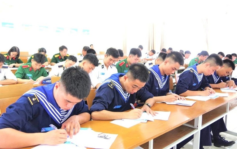 Học viên Học viện Hải quân tham gia lớp bồi dưỡng lý luận chính trị. Ảnh: Học viện Hải quân