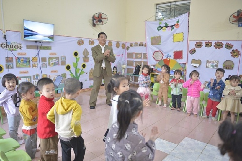 Thầy Lương Văn Sắng đang dạy các em nhỏ hát múa tại lớp học Trường mầm non Văn Nho.