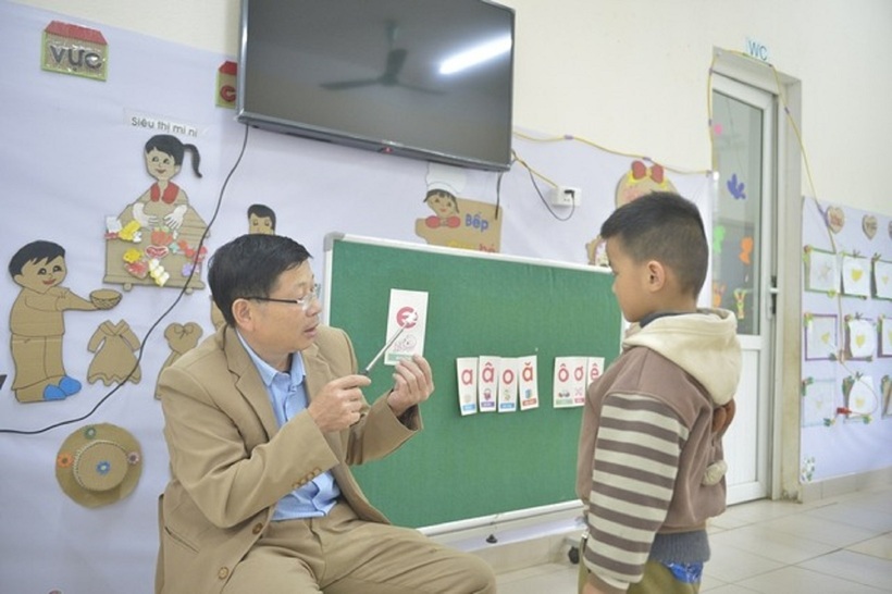 Bằng sự kiên trì, lòng yêu nghề, thầy đã chinh phục được tình yêu của trẻ.