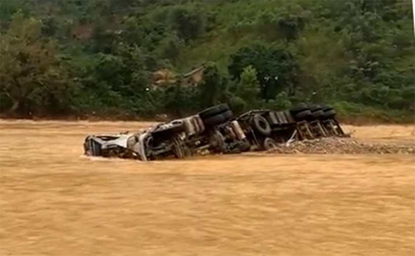 Chiếc xe đầu kéo lộ ra sau khi lũ rút. (Ảnh: Tuổi trẻ)