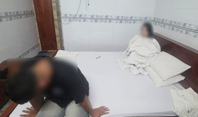 Đôi nam nữ "vui vẻ" trong nhà nghỉ bị phát hiện. Ảnh: Lao động