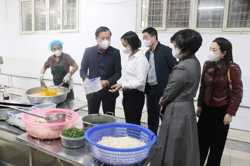 Đoàn liên ngành thành phố Hà Nội kiểm tra bếp ăn trường học. Ảnh: Tiền phong