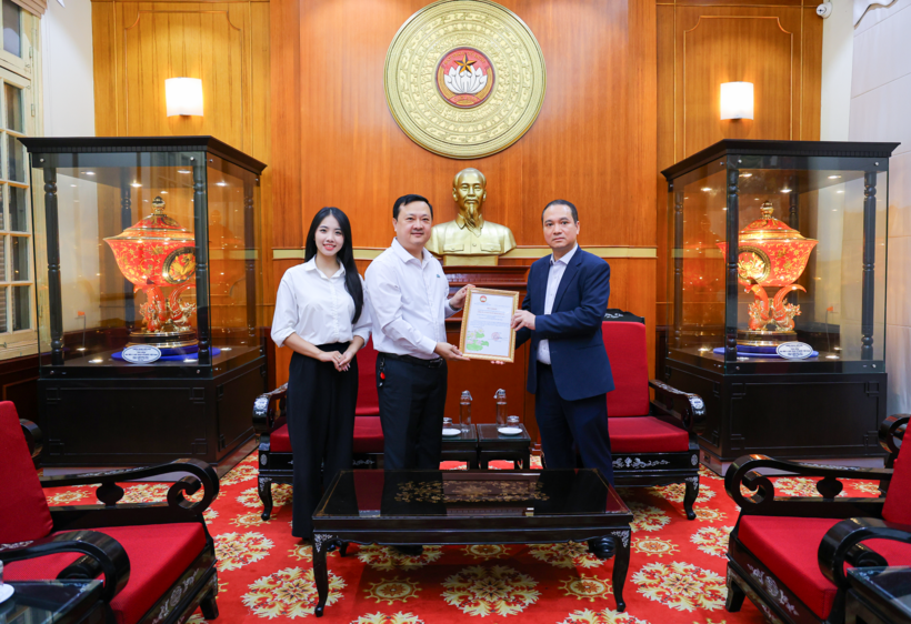 Đại diện Dược phẩm Meracine - Ông Đường Xuân Diệu, Phó giám đốc bán hàng, Chủ tịch Công đoàn cùng tập thể CBNV trao tặng hơn 80 triệu đồng ủng hộ đồng bào vùng bão lũ thông qua UBTƯ MTTQ Việt Nam.