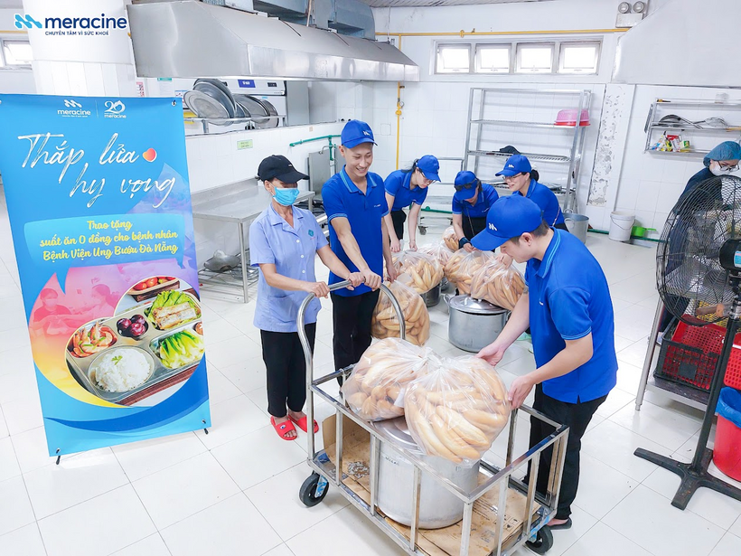 Cán bộ Meracine tại Đà Nẵng tự tay chuẩn bị những suất ăn yêu thương.