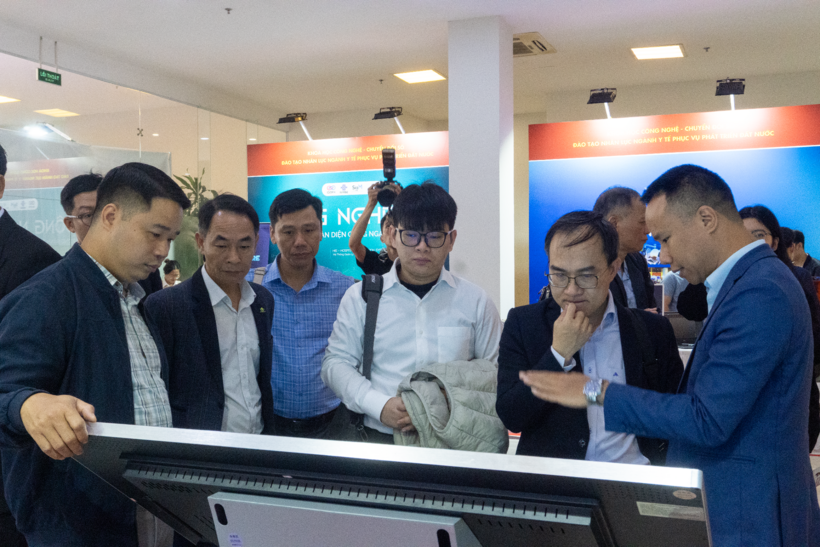 Khu vực giới thiệu giải pháp công nghệ FPT song hành cùng ngành y tế thu hút sự chú ý của đông đảo lãnh đạo và khách mời