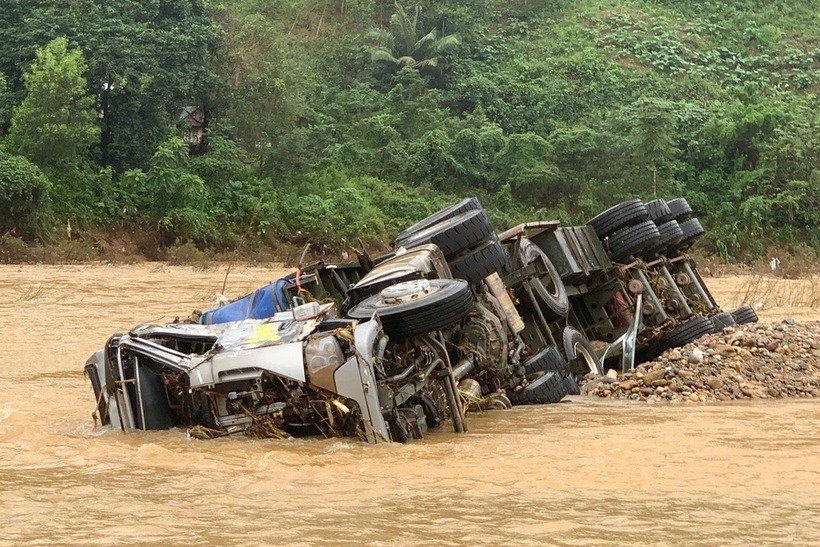 Hình ảnh chiếc xe bị cuốn trôi. Ảnh: Dân trí