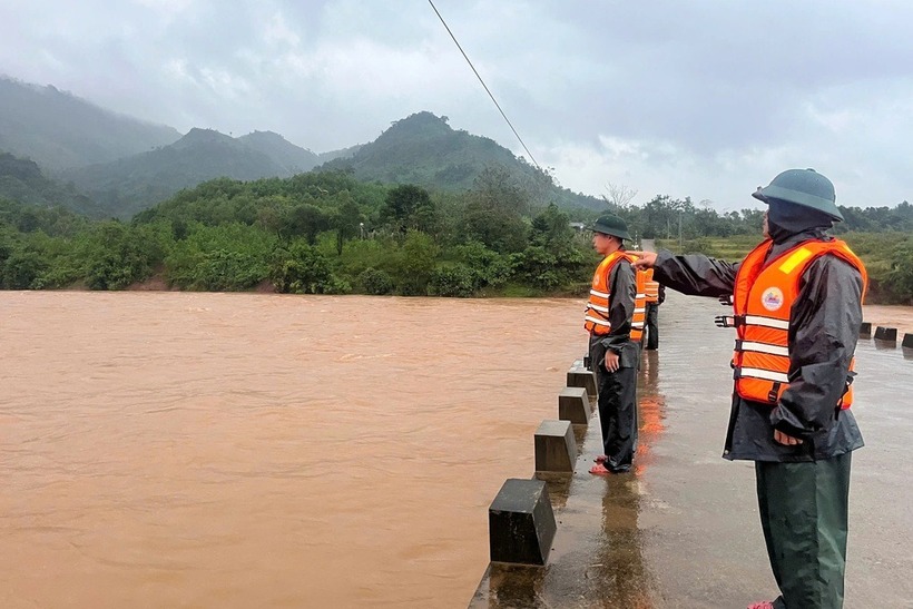 Lực lượng chức năng tìm kiếm tung tích nạn nhân. Ảnh: Dân trí