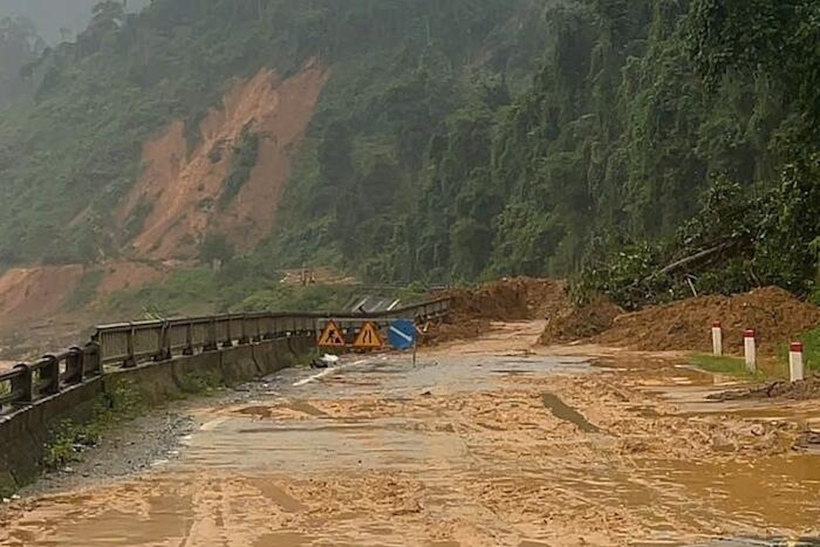 Mưa lũ tiếp diễn gây ngập sâu, sạt lở hàng loạt trên các tuyến quốc lộ; nhiều đoạn vẫn tê liệt giao thông