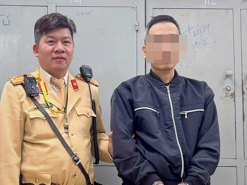 Đối tượng Tuấn (áo đen) tại cơ quan Công an.