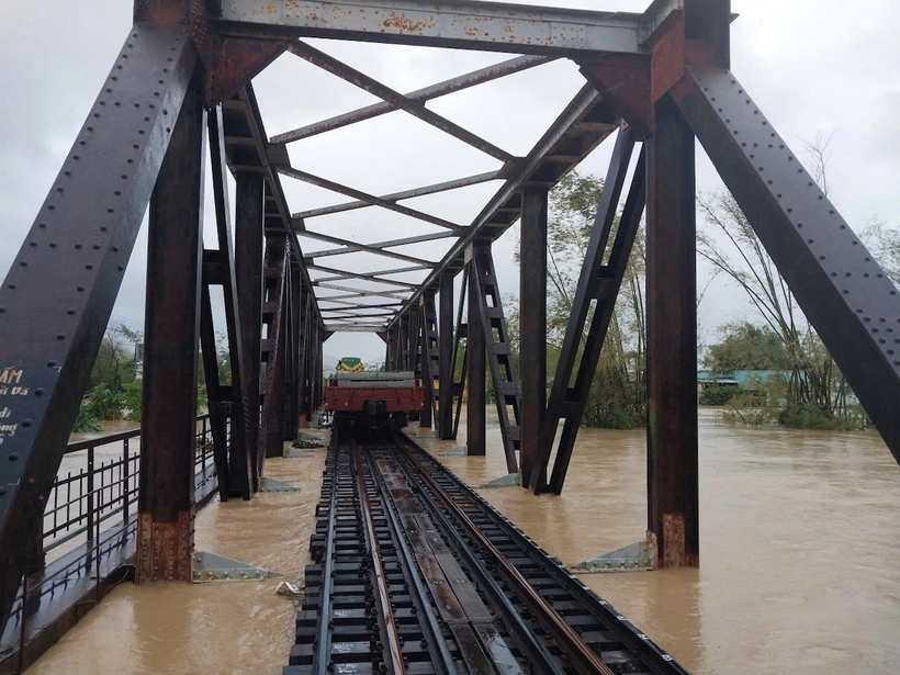 Điều tàu chở hàng gia tải cầu Luật Lễ 1 và Luật Lễ 2