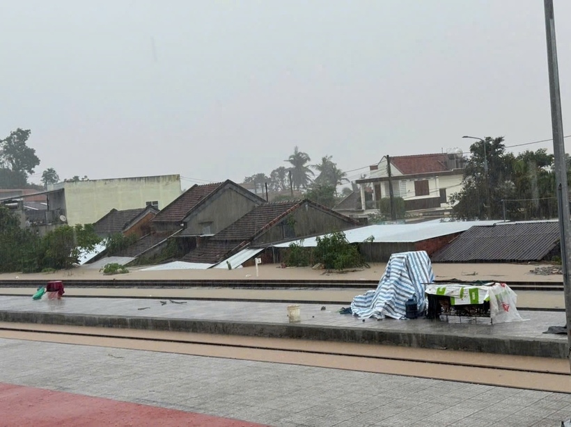 Mưa lớn kéo dài khiến nhiều đoạn trên tuyến đường sắt bị ảnh hưởng nghiêm trọng
