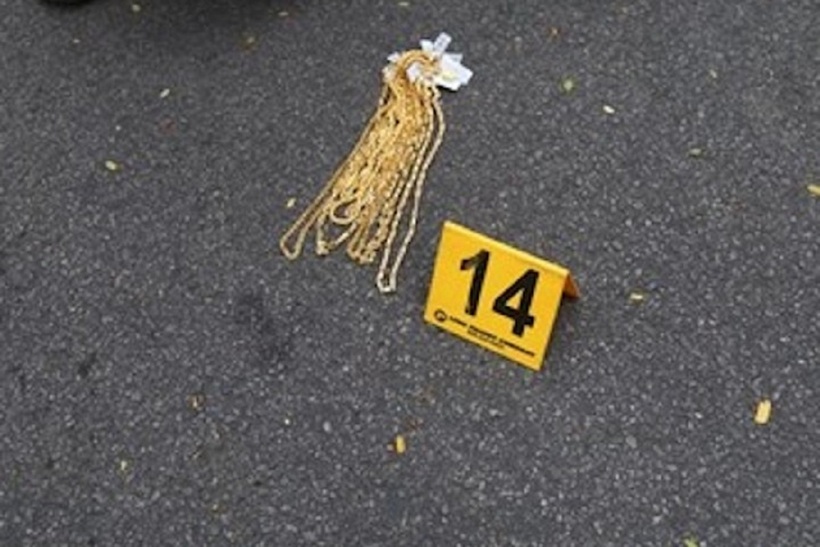 Nhặt được tiền, dây chuyền vàng bạc hay tài sản có giá trị không được tự ý sử dụng, mà phải trả lại chủ sở hữu hoặc giao nộp cho cơ quan chức năng theo đúng quy định pháp luật.