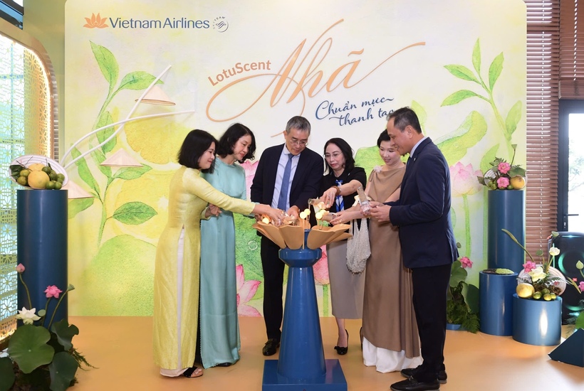 Các đại biểu thực hiện nghi thức công bố ra mắt mùi hương thương hiệu "Nhã", đánh dấu bước tiến mới trong hành trình nâng tầm trải nghiệm khách hàng của Vietnam Airlines