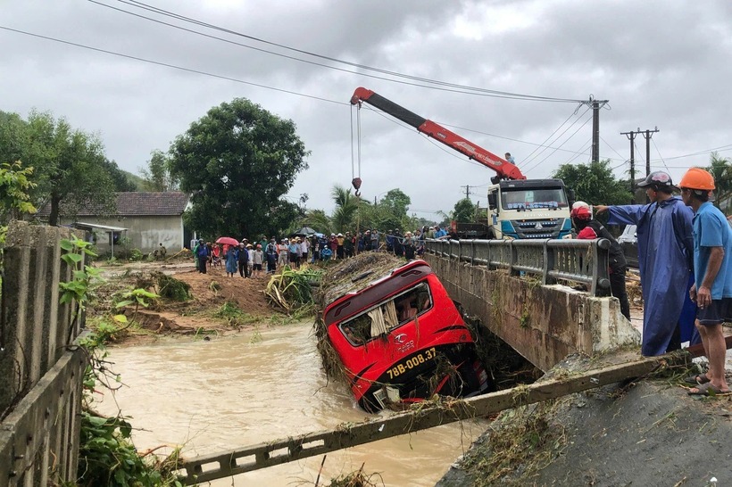 Cơ quan chức năng trục vớt xe khách trôi trên sông. (Ảnh: Dân trí)