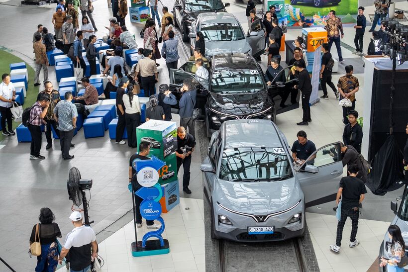 VinFast đang triển khai chiến lược hệ sinh thái xanh toàn diện tại Indonesia, với danh mục sản phẩm ngày càng đa dạng, mạng lưới showroom – xưởng dịch vụ liên tục mở rộng, cùng các chính sách hỗ trợ vượt trội, giúp người tiêu dùng an tâm và dễ đang chuyển đổi sang phương tiện giao thông xanh.