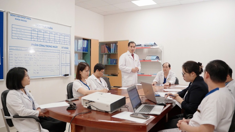 Các bác sĩ hội chẩn trước ca mổ