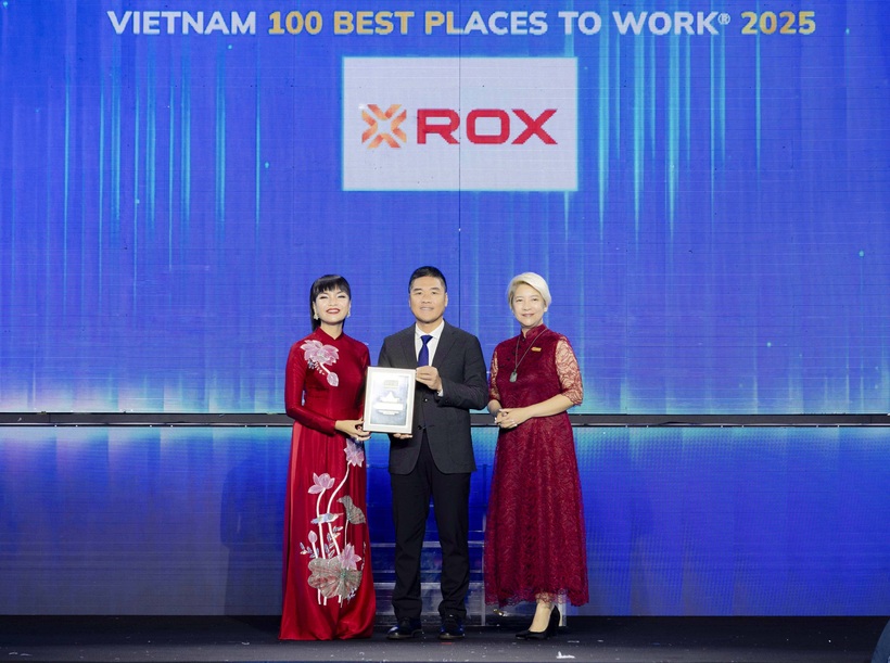Đại diện ROX Group tại sự kiện vinh danh trong “Top 100 Nơi làm việc tốt nhất Việt Nam 2025” và chứng nhận “Nguồn nhân lực hạnh phúc”