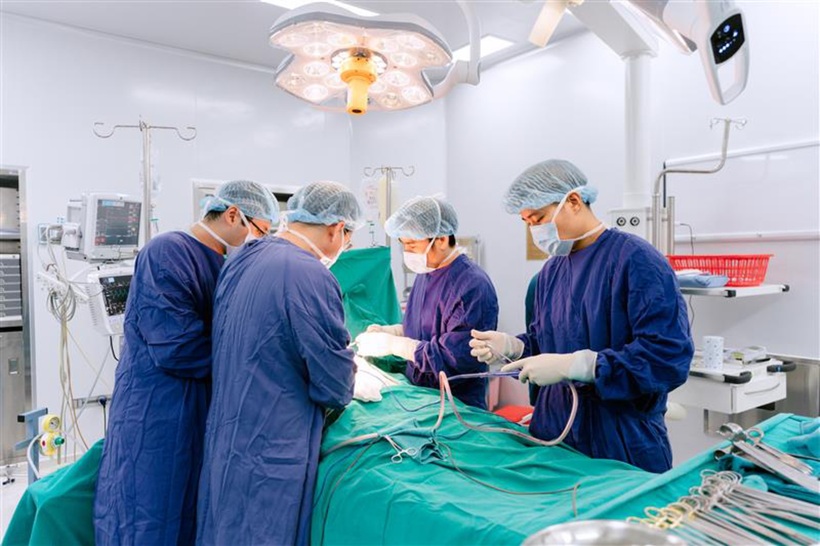 Ê- kíp bác sĩ phẫu thuật cho bệnh nhân