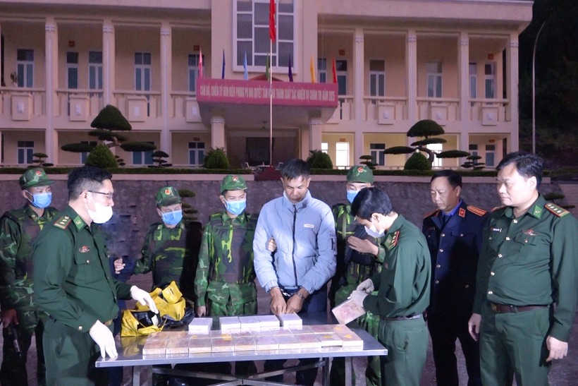 Đối tượng Lê Tuấn Hiên và tang vật vụ án. Ảnh: Pháp luật TP.HCM