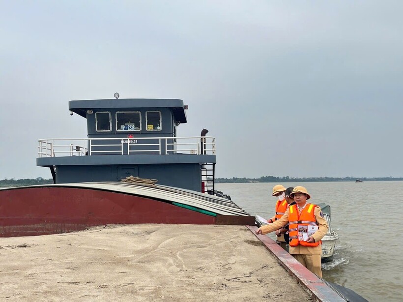 Đội Cảnh sát đường thuỷ số 1 kiểm tra phương tiện vận chuyển hàng hoá.