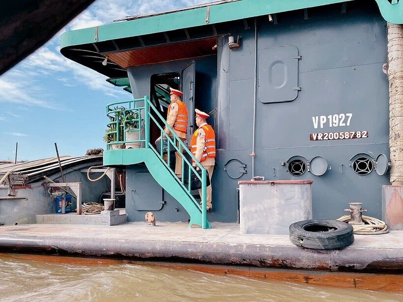 Đội Cảnh sát đường thuỷ số 2 kiểm soát trên tuyến sông Đuống, sáng 20/11.