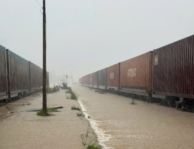 Đường sắt tạm "tê liệt" vì sự cố ngập nước